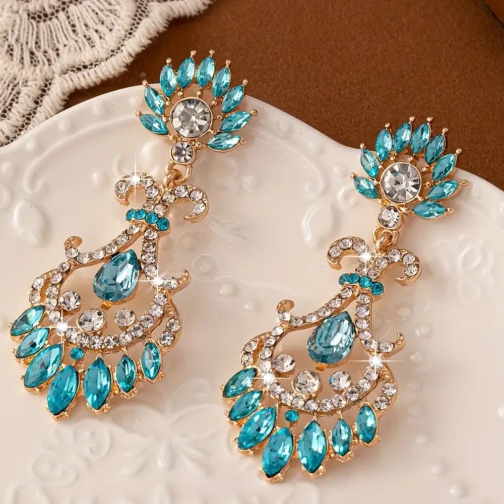 NWOT - Elegant Rhinestone Chandelier Post Earrings